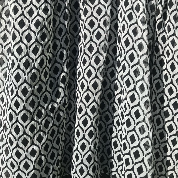 H & M Black and White Geometric Women's Top NWT Size 14 - Picture 2 of 11